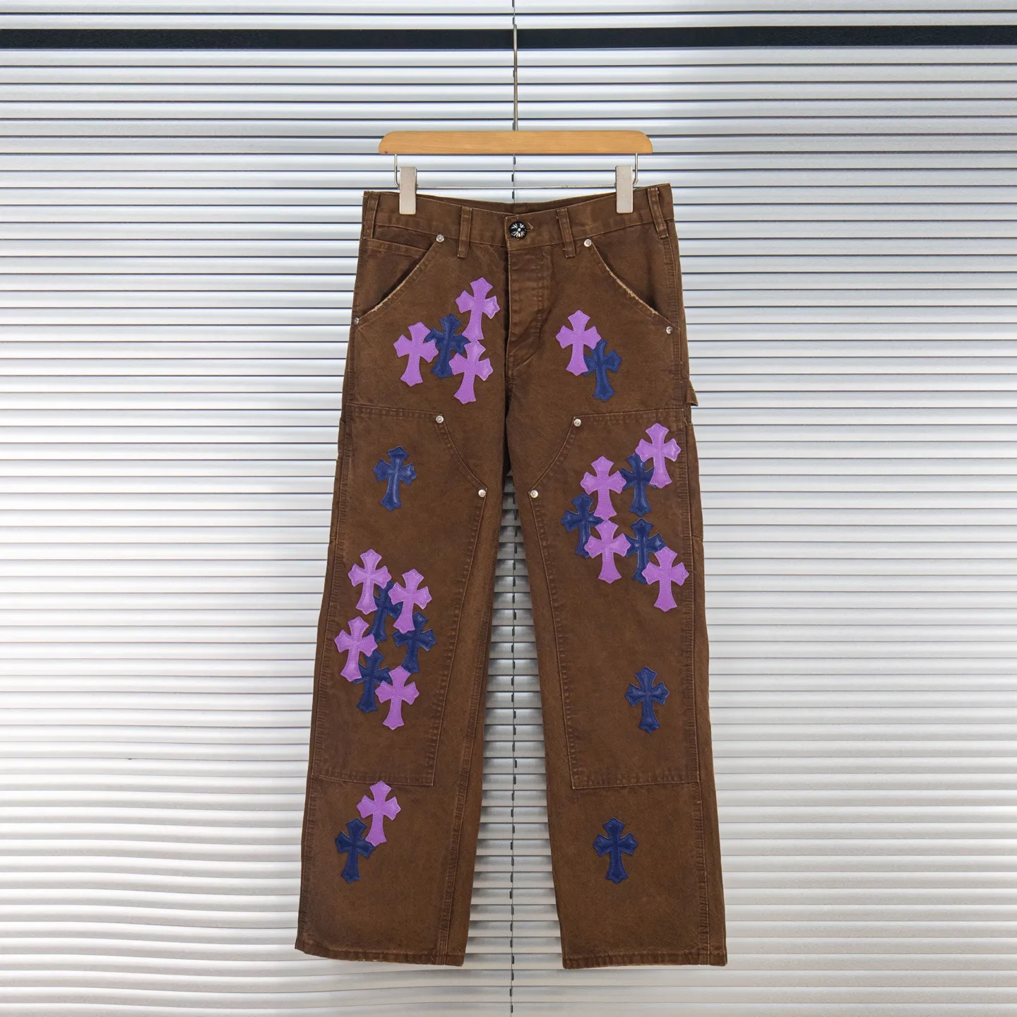 P290 Chrome Hearts Chrome Hearts brown logging purple multi-leather jeans Multi-leather standard work jeans pants CH jeans need to be washed and then disassembled and hand-stitched with sheepskin cross leather and then spliced to complete. The whole process is too complicated to explain. About Chrome Hearts This is an extremely luxurious fashion brand that can also be called the nobility of the high street. It has always been an exclusive brand for some hipsters or rich second generations. Compared with ordinary high streets, it is more luxurious and noble. Compared with luxury brands, it has a more fashionable personality. It has always been a brand that I have a special liking for. Style number: 1786# Color: Brown Size: 28 30 32 34 36